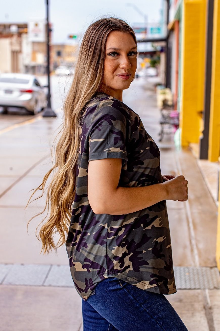ESSENTIAL VINTAGE CAMO SHORT SLEEVE TOP WITH CURVED HEM RELAXED FIT SCOOP NECK WITH SIDE SLIT