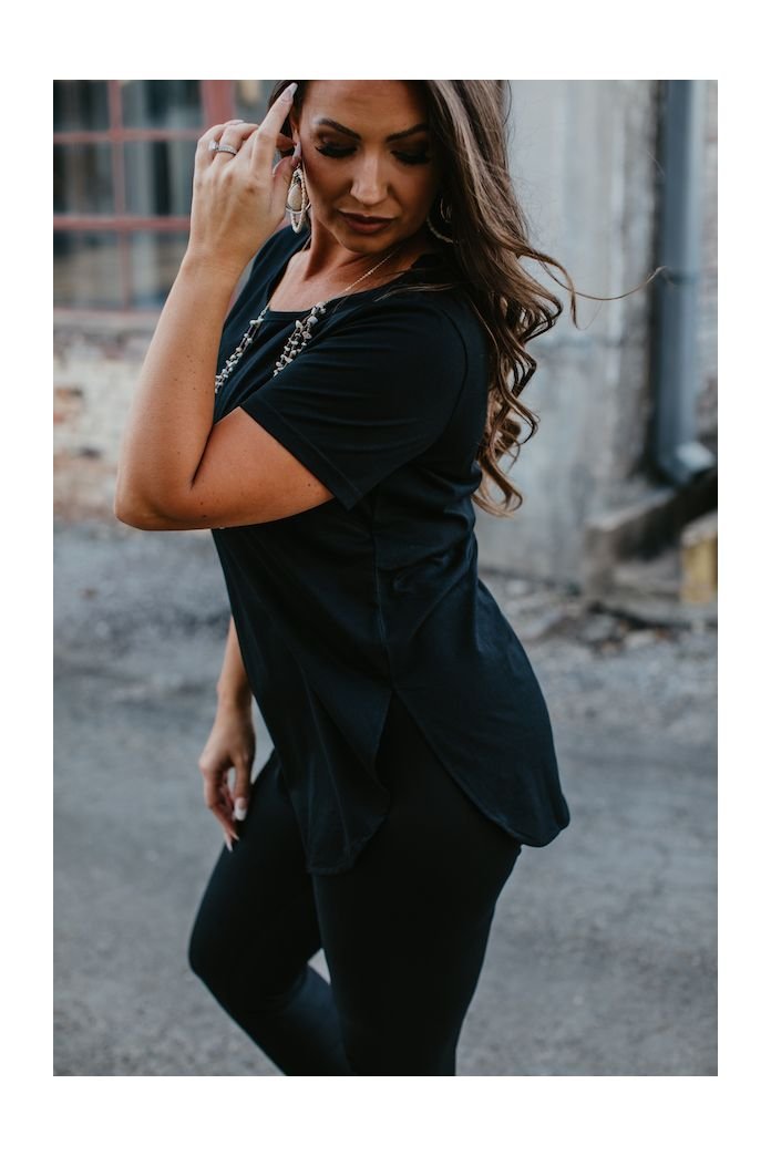 ESSENTIAL BLACK SHORT SLEEVE TOP WITH CURVED HEM RELAXED FIT SCOOP NECK WITH SIDE SLIT